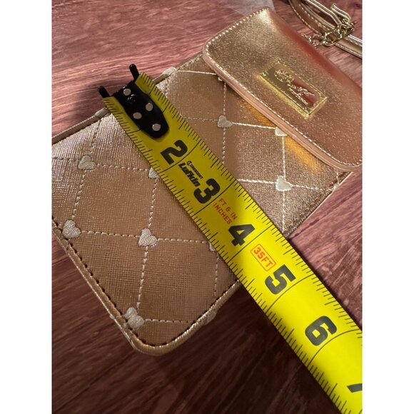 ✨‎ For Sale: Betsey Johnson Shimmery Cell Phone Crossbody ✨ - Picture 4 of 10